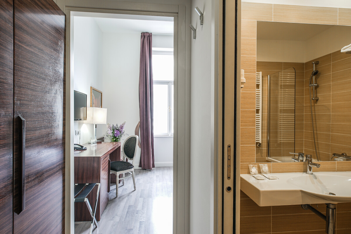 Double-Twin room.jpg