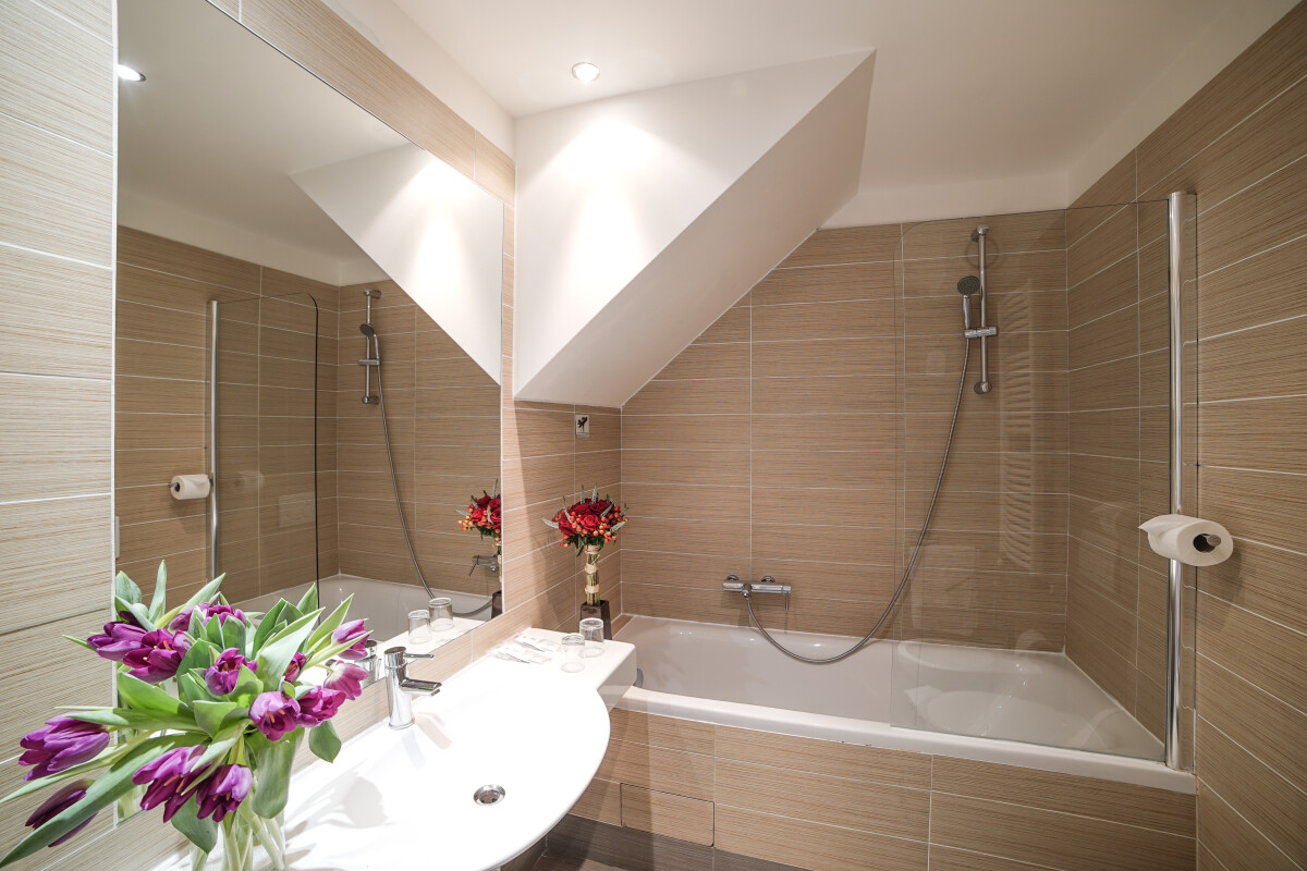 Triple room Bathroom.jpg